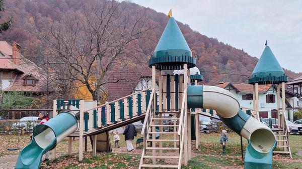 Ohnehin ist Rumänien ein kinderfreundliches Land. Phantasievolle Spielplätze finden sich überall.