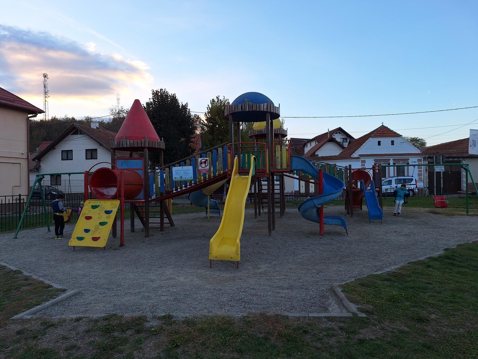 Das Beste: Auf rumänischen Spielplätzen gibt es grundsätzlich mindestens zwei Rutschen.