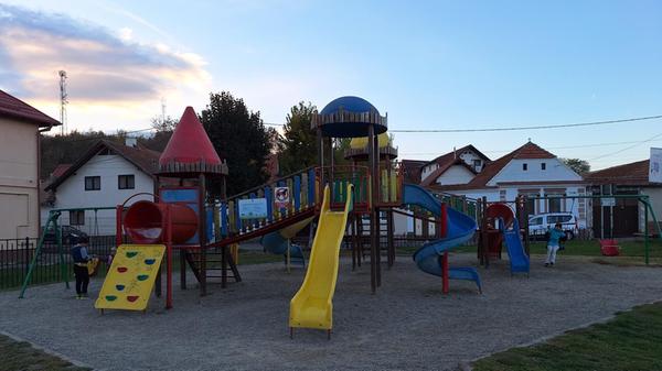 Das Beste: Auf rumänischen Spielplätzen gibt es grundsätzlich mindestens zwei Rutschen.