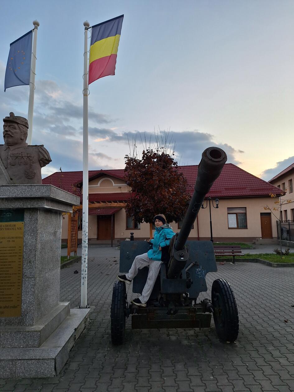 Dass sich direkt neben Spielplätzen oft Kriegerdenkmäler befinden, mutet in deutschen Augen etwas seltsam an.