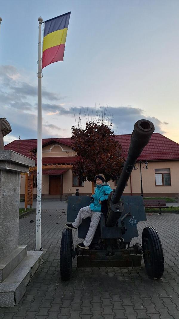 Dass sich direkt neben Spielplätzen oft Kriegerdenkmäler befinden, mutet in deutschen Augen etwas seltsam an.