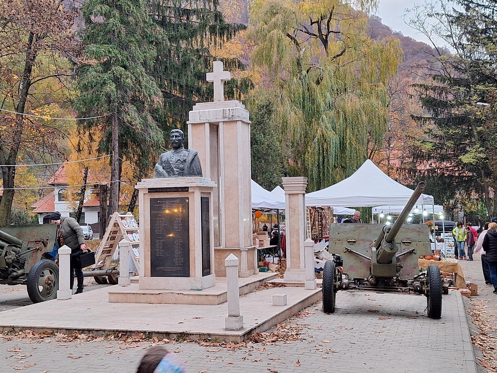 Kanonen und anderen Militaria sind auf vielen öffentlichen Plätzen zu finden.