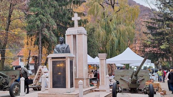 Kanonen und anderen Militaria sind auf vielen öffentlichen Plätzen zu finden.