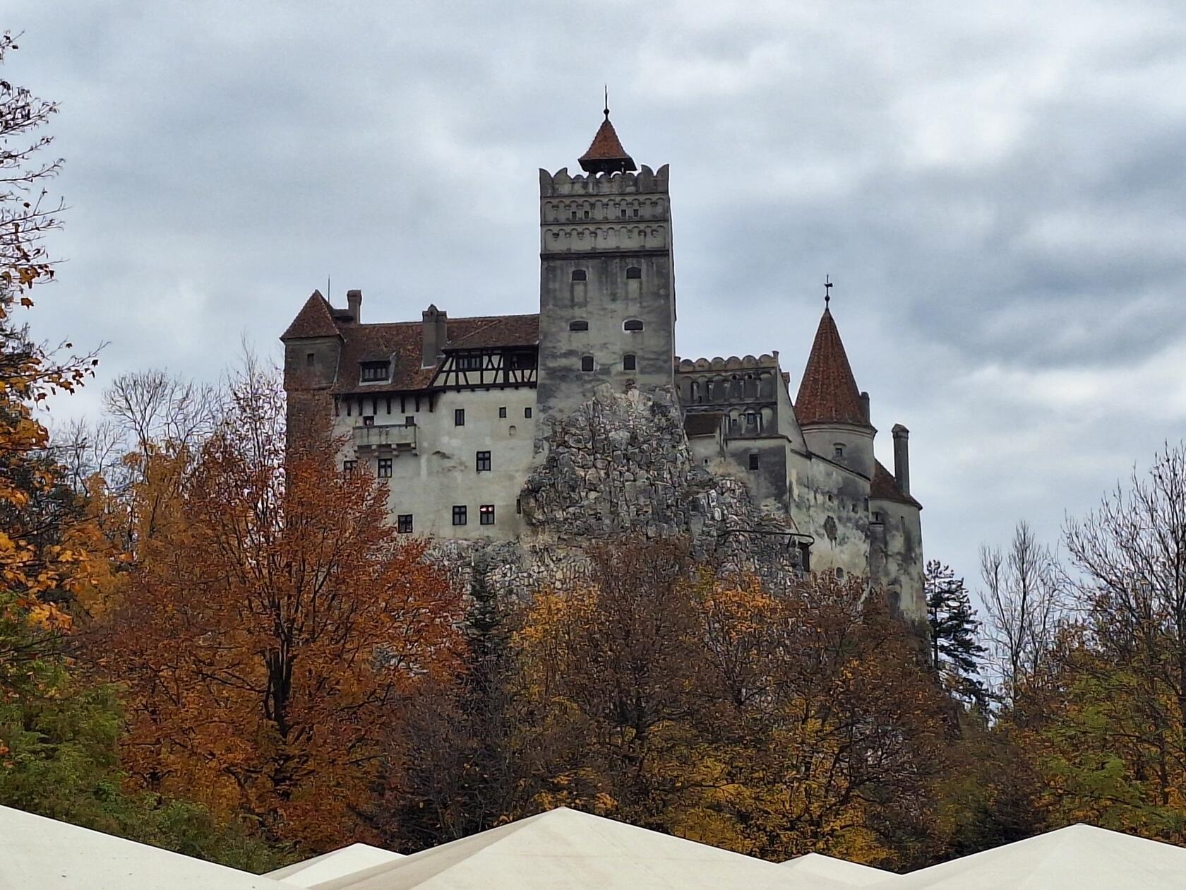 Wer Schloss Bran besichtigen möchte, muss lange anstehen. Oder Tickets vorab online buchen.