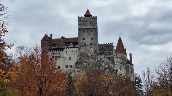 Wer Schloss Bran besichtigen möchte, muss lange anstehen. Oder Tickets vorab online buchen.