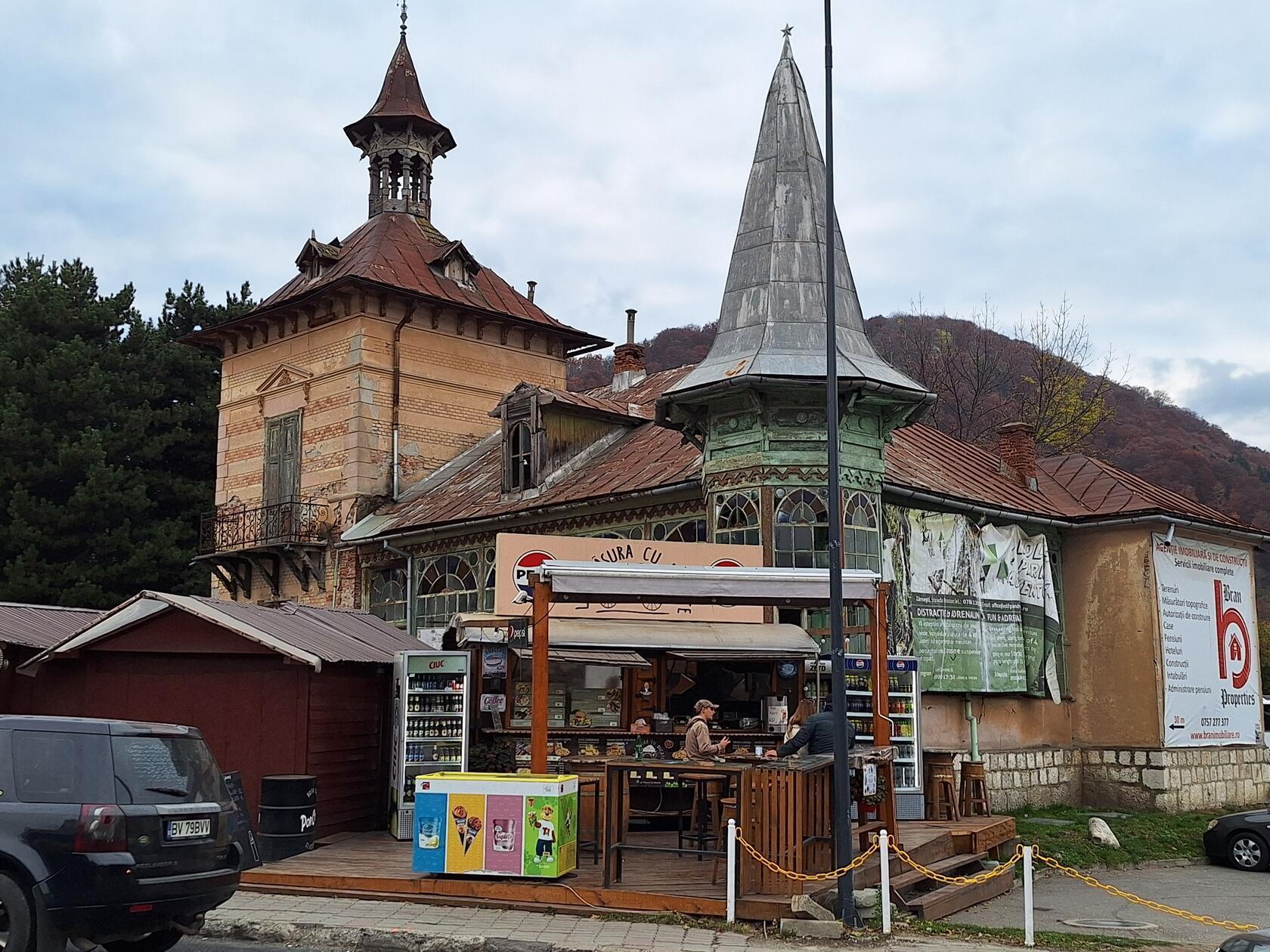 Eine Straßenszene in Bran: Wer traditionelle Architekur mag, kann viele alte Häuser entdecken.