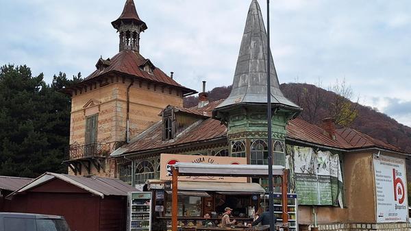 Eine Straßenszene in Bran: Wer traditionelle Architekur mag, kann viele alte Häuser entdecken.