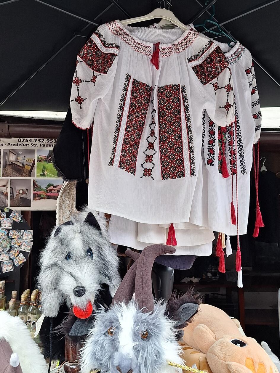 Unterhalb von Schloss Bran werden Souvenirs angeboten.