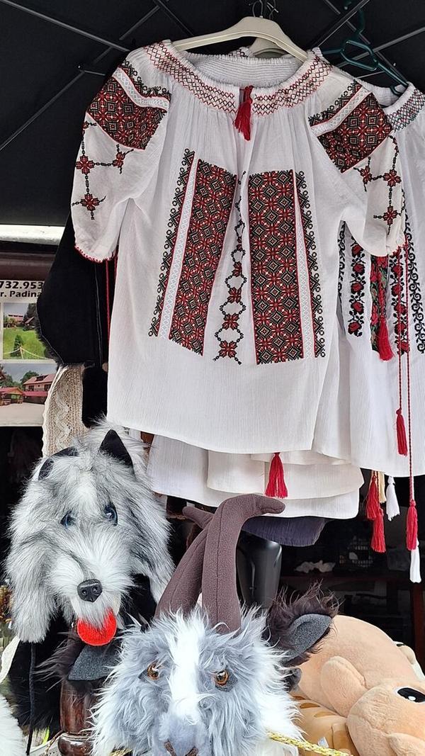 Unterhalb von Schloss Bran werden Souvenirs angeboten.