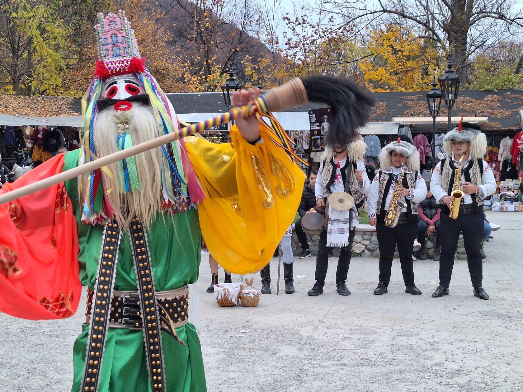 Dort tritt auch eine traditionelle Tanzgruppe auf.