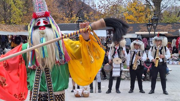Dort tritt auch eine traditionelle Tanzgruppe auf.