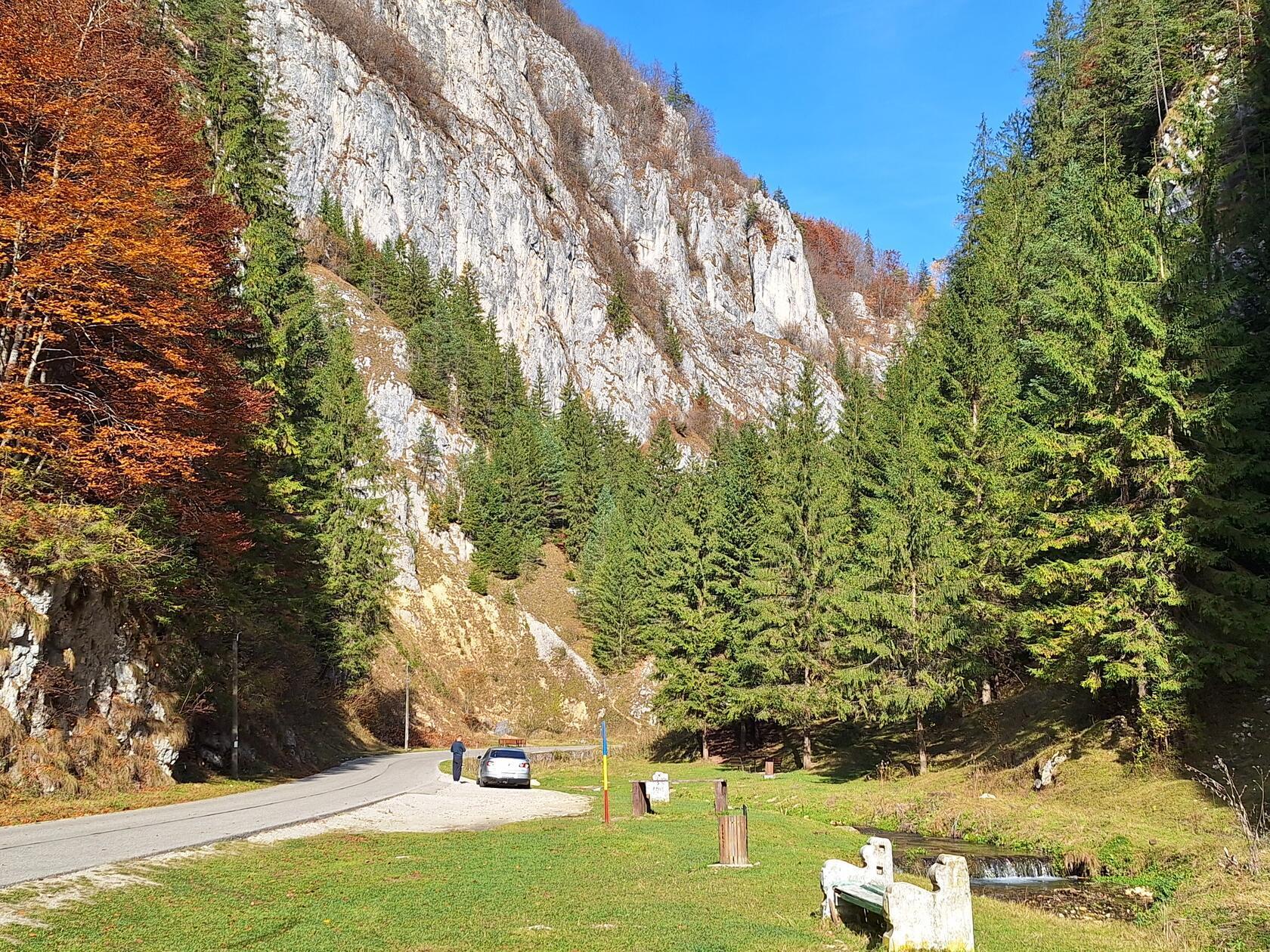 Die Landschaft lädt ein zum Roadtrip.
