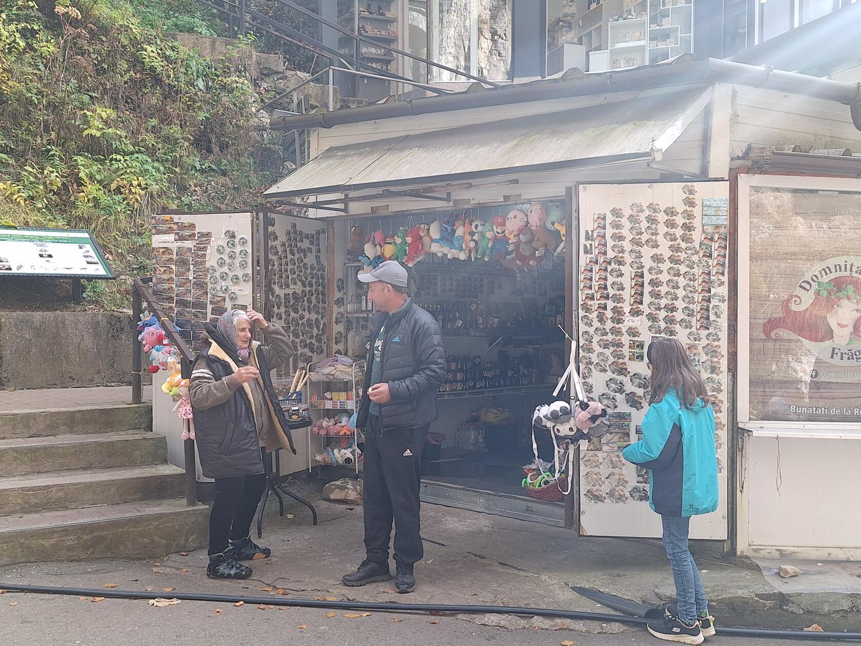 Ein Souvenirstand unterhalb einer Höhle irgendwo in Transsilvanien.