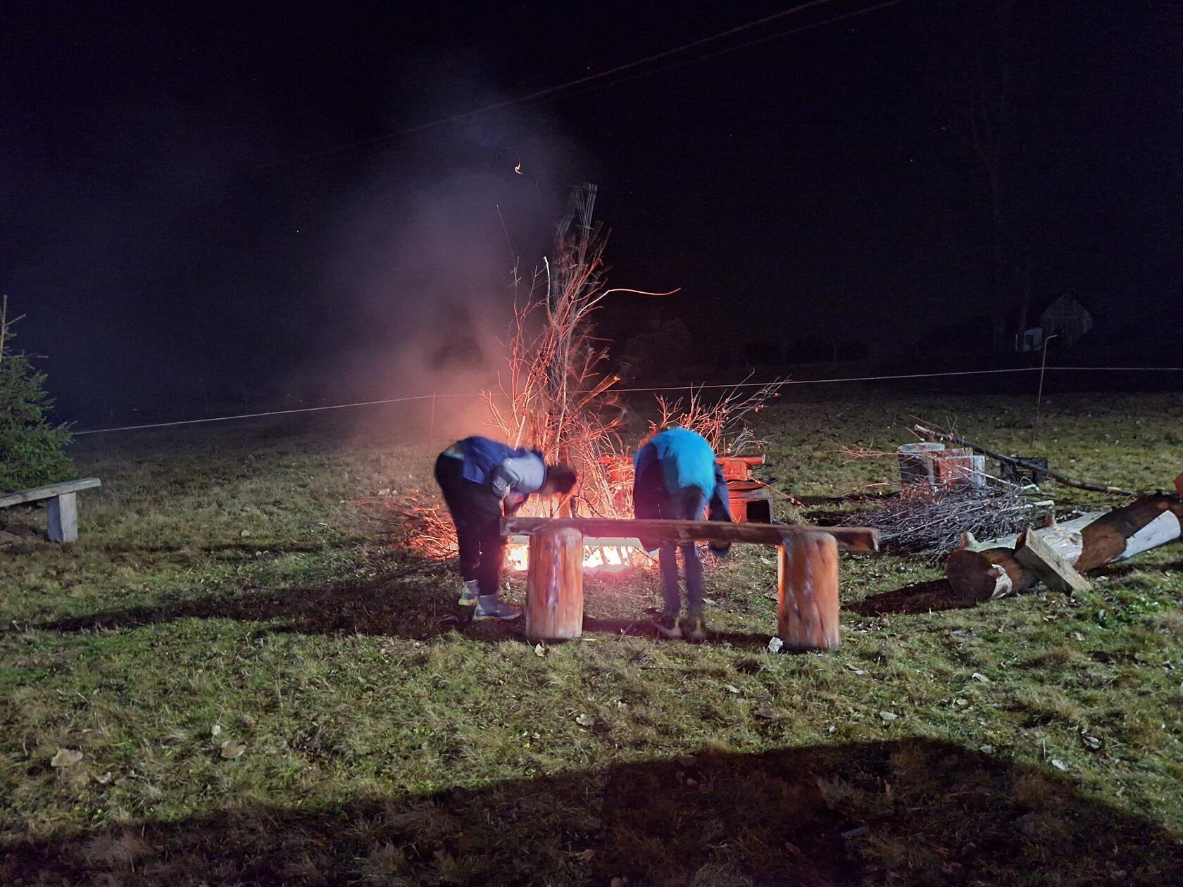 Was kann es Schöneres geben als ein Lagerfeuer unter sternklarem Himmel?