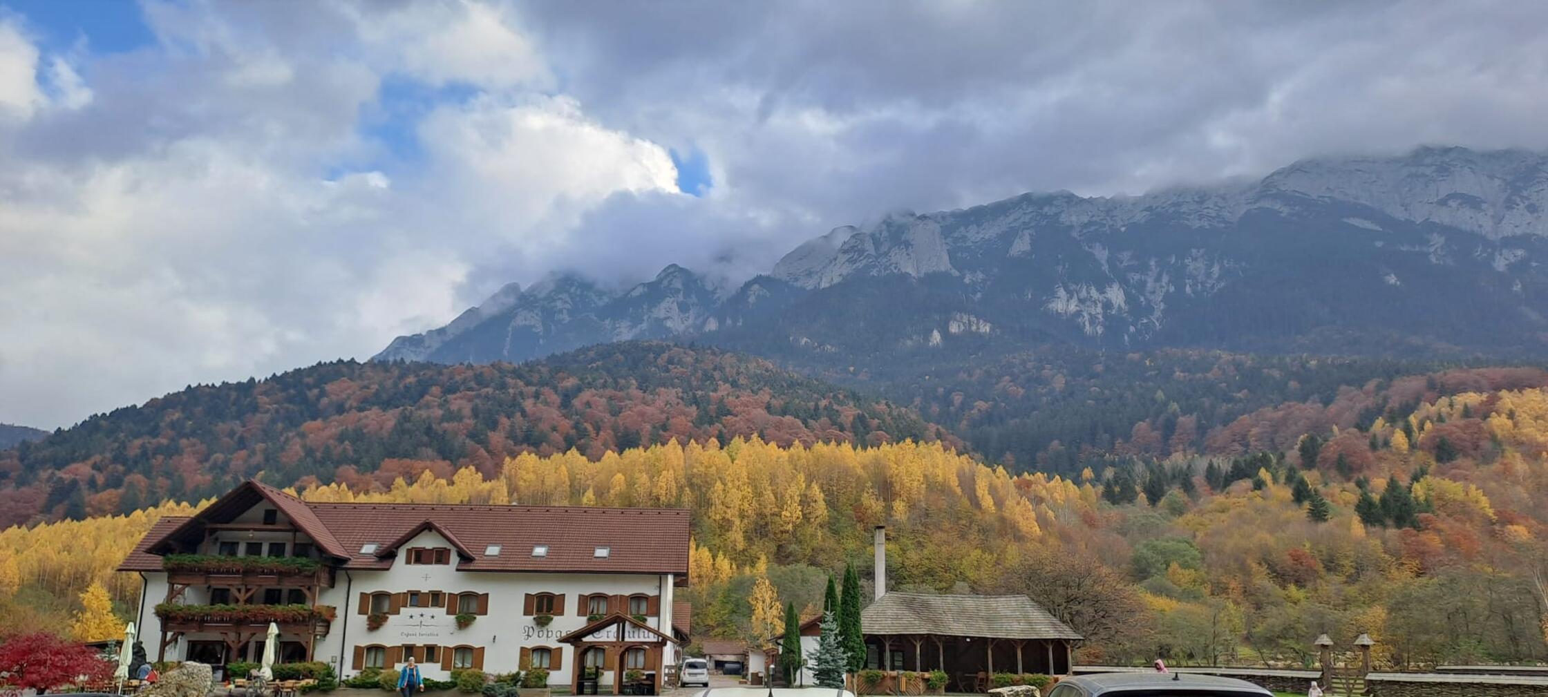 Hinter diesem Hotel in der Nähe von Brasov erheben sich majestätisch die Karpaten.
