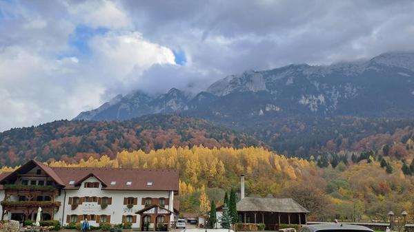 Hinter diesem Hotel in der Nähe von Brasov erheben sich majestätisch die Karpaten.