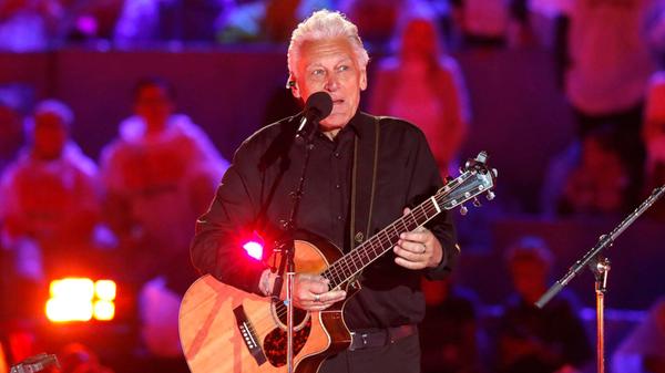 Das Jahr 2025 ist für Rainhard Fendrich ein ganz besonderes. Schließlich feiert der Entertainer heuer sein 45-jähriges Bühnenjubiläum. So ganz nebenbei stand im Februar auch noch sein 70. Geburtstag an. Ans leiser treten denkt der Musiker und Moderator aber noch lange nicht. Am Montag, 6. Oktober, beschallt der sympathische Österreicher die Brose Arena in Bamberg. Beginn: 20 Uhr.