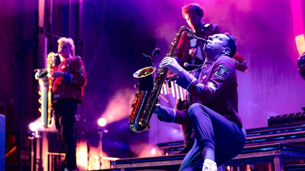 Die Hamburger Band Meute arrangiert bekannte House- und Techno-Tracks mit einer Armada an Blasinstrumenten um und hat inzwischen mehrere Alben auf der Habenseite stehen. Am Freitag, 10. Oktober, gastiert die Band, die Shows in ganz Europa spielt und inzwischen auch eigene Nummern produziert, in der Stadthalle Fürth. Start: 20 Uhr.