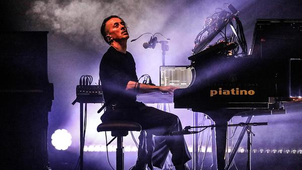 Von Mittwoch, 15., bis Samstag, 18. Oktober, laden Stadt Nürnberg und Musikzentrale zur Offspace-Konzertreihe Segment#16 in der Kongressehalle. An einem der vier Abende (Fr., 17. Oktober, 20 Uhr), die sich zwischen Clubmusik, Ska-Punk und Neoklassik bewegen, gastiert der italienische Künstler Dardust gemeinsam mit dem Holzbläserensemble der Nürnberger Symphoniker.