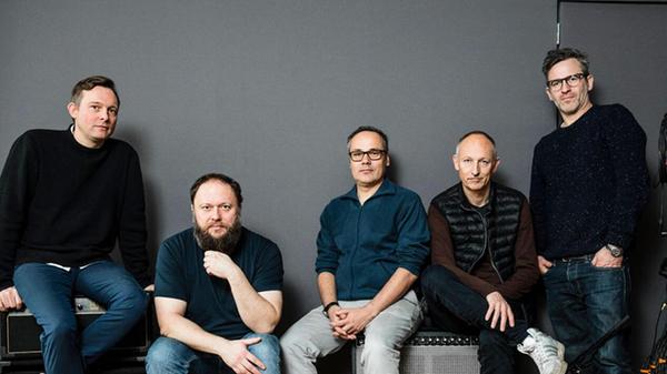 Am Freitag, 17. Oktober, startet das diesjährige NUE JAZZ Festival. Zum Auftakt finden gleich zwei Shows im Erlanger E-Werk statt. Bis zum Finale Anfang November mit Kruder & Dorfmeister in der Nürnberger Meisterhalle bietet das Event neue und frische Acts der weltweiten Jazz-Szene, ohne dabei die fränkischen Musikerinnen und Musiker außer Acht zu lassen.