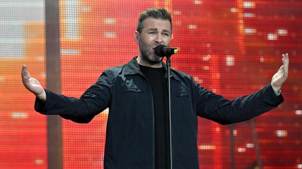 Der österreichische Sänger Josh. spielt seit seiner Kindheit Gitarre und hat als junger Erwachsener mehrere Jahre Jazz am Vienna Konservatorium studiert. Eine erste Produktion bringt Josh. 2014 heraus, ein erstes Album 2019. Am Sonntag, 19. Oktober, singt der Musiker Hits wie "Cordula Grün" im Nürnberger Löwensaal. Beginn: 20 Uhr.