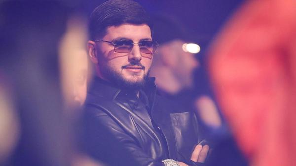 Rapper Dardan macht sich am Freitag, 24. Oktober, auf den Weg nach Nürnberg. Ab 20 Uhr heizt der Musiker, der durch eine Veröffentlichung mit Eno vom Radiosender PULS des Bayerischen Rundfunks entdeckt wurde, seinen Fans in der KIA Metropol Arena ein.