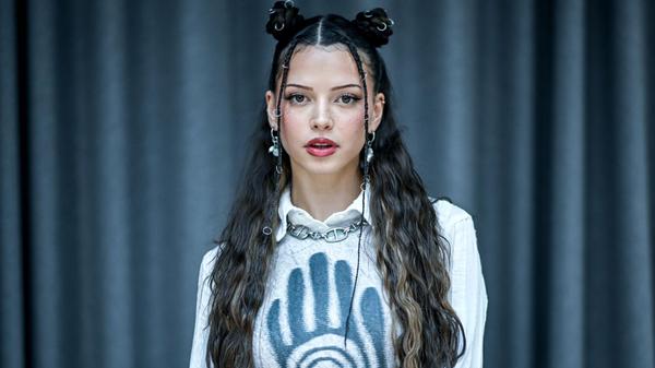 Nina Chuba hat sich innerhalb kurzer Zeit einen exzellenten Namen in der deutschen Musikszene erspielt. Im Nachgang ihres Nummer 1 Albums "Glas" klappert die Künstlerin gerade sämtliche Arenen des Landes ab. Am Samstag, 25. Oktober, bespielt Nina Chuba die PSD Bank Arena in Nürnberg. Beginn: 19.30 Uhr.