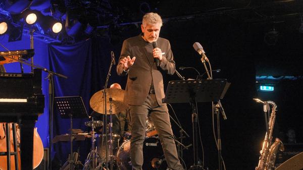 Superstar Curtis Stigers zeigt sich am Mittwoch, 29. Oktober, im Erlanger Redoutensaal. Bei seinem Gastspiel stellt der Songwriter, Sänger und Saxofonist aus den USA, der vor allem in den Neunzigern reihenweise Hits landete, die Stücke seines Albums "Songs From My Kitchen Vol. 1" vor. Beginn: 20 Uhr.