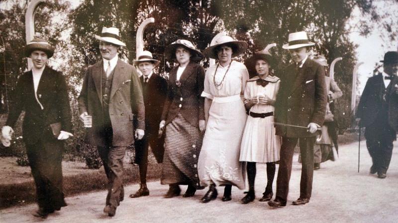 Familie Erhard am Kurpark, rechts der spätere Wirtschaftsminister und Bundeskanzler Ludwig Erhard im Alter von ca 14 Jahren ca 1911. Das Bild wurde mit freundlicher Genehmigung des Stadtarchivs Fürth und von Herrn R. Hanig, München zur Verfügung gestellt.