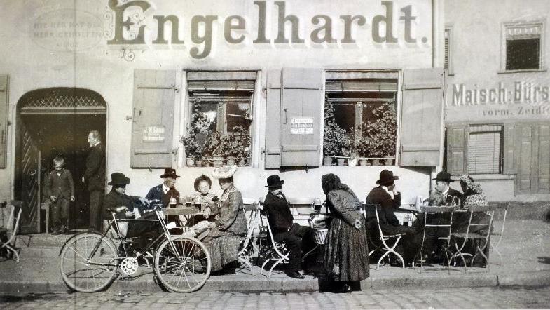 Zu Besuch beim Wirtshaus Engelhardt (später Gasthaus Tannenbaum) in der Helmstraße. Das Bild wurde mit freundlicher Genehmigung des Stadtarchivs Fürth und von Herrn R. Hanig, München zur Verfügung gestellt.