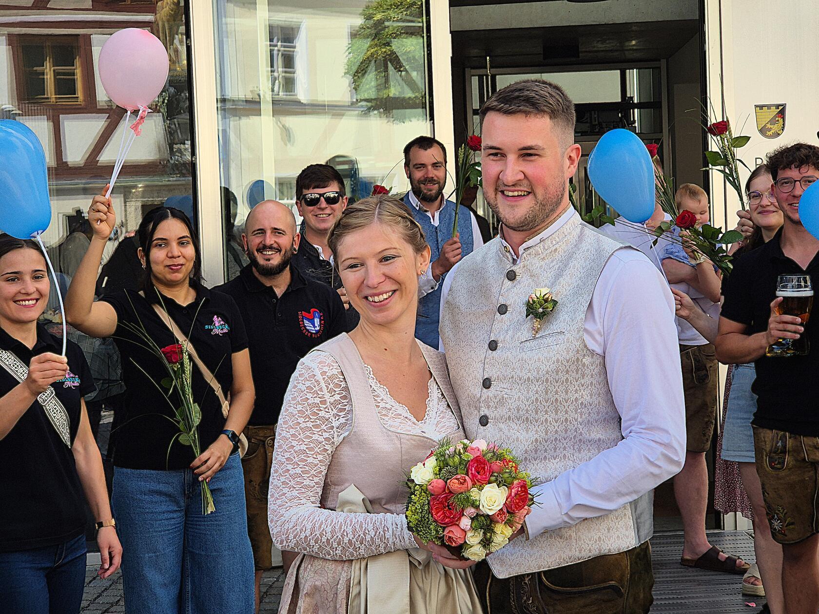 Im Berger Rathaus heirateten der Sindlbacher Christoph Hammer (31) und die 29-jährige Christiane Bauer aus Oberölsbach in festlicher Tracht. Der Segment-Leiter bei MAN und die Industriekauffrau bei der Firmengruppe Bögl lernten sich 2012 auf dem Spielplatz in Oberölsbach kennen. Er kreuzte mit seinem 50-er Roller auf und machte auf die 16-jährige Christiane mächtig Eindruck. Und Christoph erinnert sich heute noch an ihr blaues T-Shirt mit süßen Kirschen darauf. Irgendwie waren sie sich sicher, dass sie zusammenpassen, sie fanden sich aber noch viel zu jung zum Heiraten.