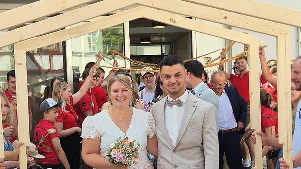 Der 24-jährige Zimmermann Jakob Frauenknecht aus Loderbach und die 26-jährige Erzieherin Franziska Adelfinger aus Richtheim haben sich vor dem Berger Standesbeamten Christian Lehmeyer das Ja-Wort gegeben. 2019 haben sich die beiden auf der Kirchweih in Konshuf (Kadenzhofen) kennengelernt. Der Standesbeamte ließ nicht unerwähnt, dass es auch „rauere Zeiten“ in einer Ehe geben werde und dass es darauf ankomme, „dass Ihr einen gemeinsamen Lösungsweg findet“. Auf dem Sophie-Scholl-Platz vor dem Rathaus baute sich ein riesiges Spalier aus Freunden, Verwandten und Arbeitskollegen auf.