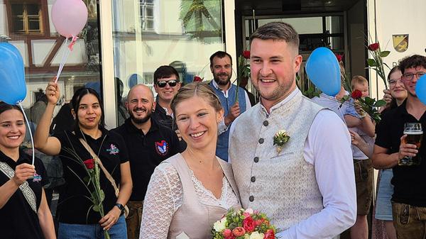 Im Berger Rathaus heirateten der Sindlbacher Christoph Hammer (31) und die 29-jährige Christiane Bauer aus Oberölsbach in festlicher Tracht. Der Segment-Leiter bei MAN und die Industriekauffrau bei der Firmengruppe Bögl lernten sich 2012 auf dem Spielplatz in Oberölsbach kennen. Er kreuzte mit seinem 50-er Roller auf und machte auf die 16-jährige Christiane mächtig Eindruck. Und Christoph erinnert sich heute noch an ihr blaues T-Shirt mit süßen Kirschen darauf. Irgendwie waren sie sich sicher, dass sie zusammenpassen, sie fanden sich aber noch viel zu jung zum Heiraten.