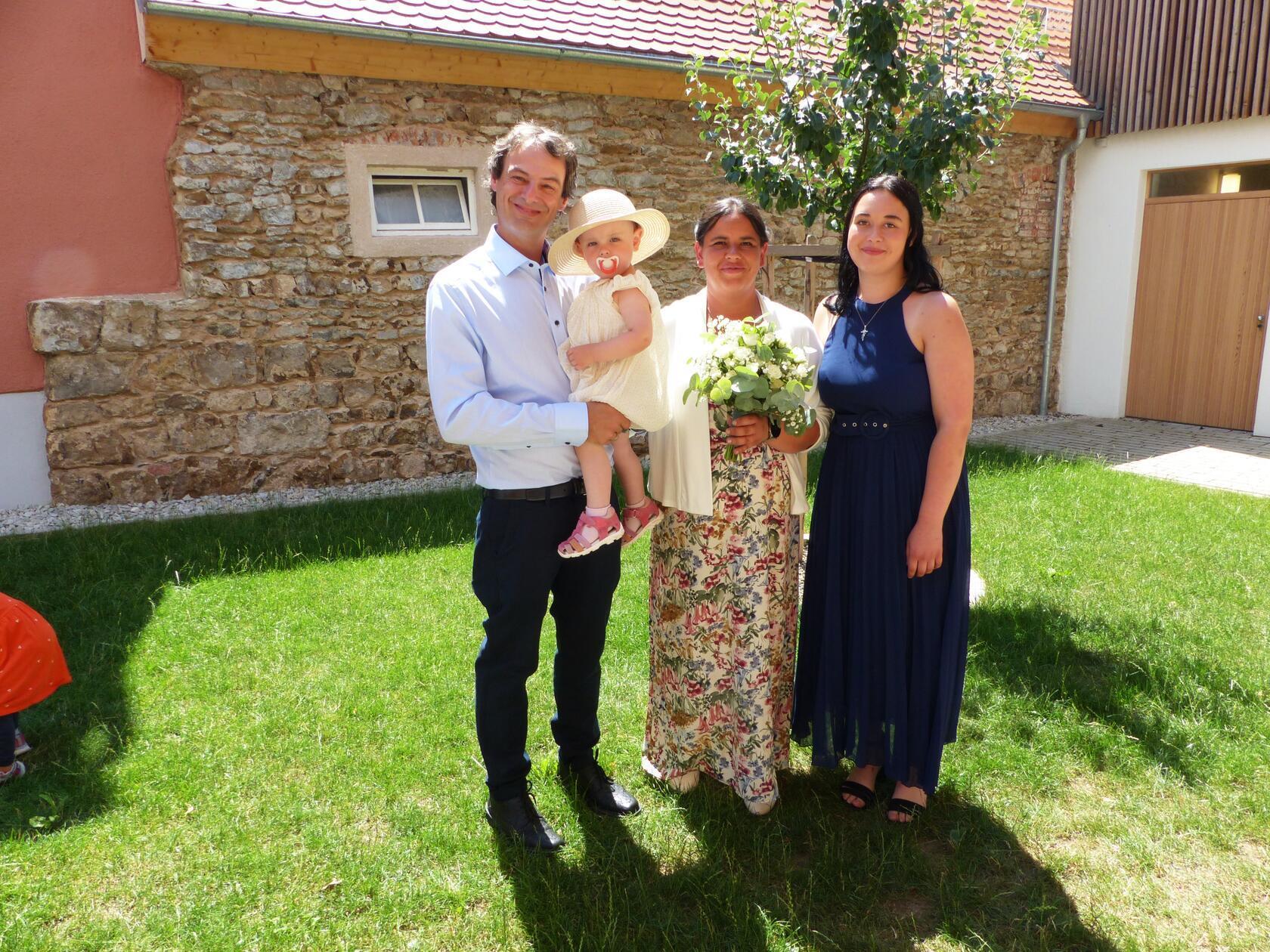 Als sich Stefanie Götz aus Woffenbach und Jürgen Billner aus dem Freystädter Ortsteil Schmellnricht im März 2020 bei Freunden kennengelernt haben, da wussten sie noch nicht, dass ihnen Corona und der Lockdown erst einen Strich durch weitere Treffen machen würden. Beide hielten Kontakt und sahen sich erst Wochen später wieder persönlich. Hier sprang der Funke endgültig über. Aus diesem Grund zog Stefanie mit ihr 18-jährigen Tochter Selina vor drei Jahren nach Schmellnricht zu Jürgen. Perfekt wurde das Glück, als die gemeinsame Tochter Fiona zur Welt kam. Nun gingen die 39-jährige Altenpflegefachkraft und der 42-jährige Meister der Elektrotechnik den nächsten Schritt und versprachen sich im Freystädter Standesamt lebenslange Liebe und Treue.