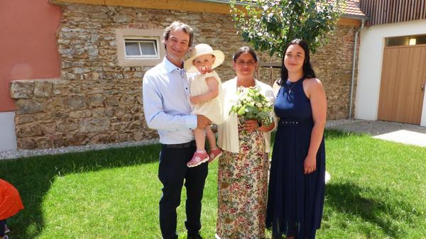 Als sich Stefanie Götz aus Woffenbach und Jürgen Billner aus dem Freystädter Ortsteil Schmellnricht im März 2020 bei Freunden kennengelernt haben, da wussten sie noch nicht, dass ihnen Corona und der Lockdown erst einen Strich durch weitere Treffen machen würden. Beide hielten Kontakt und sahen sich erst Wochen später wieder persönlich. Hier sprang der Funke endgültig über. Aus diesem Grund zog Stefanie mit ihr 18-jährigen Tochter Selina vor drei Jahren nach Schmellnricht zu Jürgen. Perfekt wurde das Glück, als die gemeinsame Tochter Fiona zur Welt kam. Nun gingen die 39-jährige Altenpflegefachkraft und der 42-jährige Meister der Elektrotechnik den nächsten Schritt und versprachen sich im Freystädter Standesamt lebenslange Liebe und Treue.