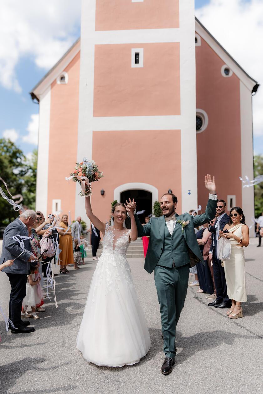 In der Wallfahrtskirche auf dem Habsberg feierten Teresa Raspel und Stefan Wolf die kirchliche Hochzeit. Die beiden sind seit 2008 ein Paar und haben viele Reisen unternommen. Nach der Trauung, bei der das Paar von der zweijährigen Tochter Sophia begleitet wurde, empfingen Familie und Freunde das frisch vermählte Ehepaar mit einem langen Spalier. Gemeinsam mit ihren Gästen feierten die Braut, die bei der Firma Diehl Metering als Leitung Controlling beschäftigt ist, und der Bräutigam, Systems Test Engineer bei der Firma SAAB, gleich neben der Kirche im Gasthaus. Die beiden, seit 2023 standesamtlich verheiratet, schlagen mit dem Bau eines Hauses in Woffenbach Wurzeln in der Heimat.
