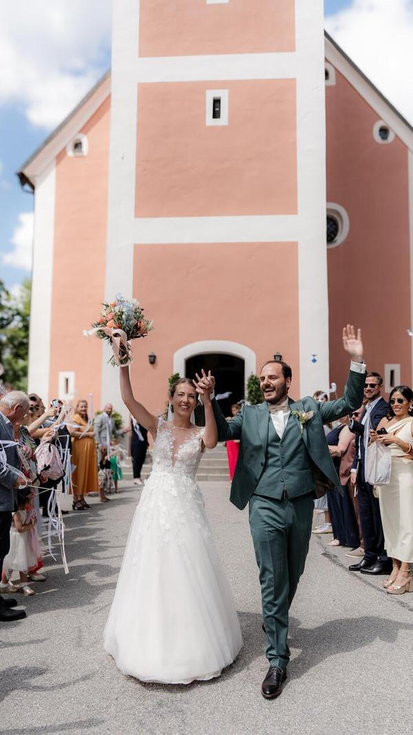In der Wallfahrtskirche auf dem Habsberg feierten Teresa Raspel und Stefan Wolf die kirchliche Hochzeit. Die beiden sind seit 2008 ein Paar und haben viele Reisen unternommen. Nach der Trauung, bei der das Paar von der zweijährigen Tochter Sophia begleitet wurde, empfingen Familie und Freunde das frisch vermählte Ehepaar mit einem langen Spalier. Gemeinsam mit ihren Gästen feierten die Braut, die bei der Firma Diehl Metering als Leitung Controlling beschäftigt ist, und der Bräutigam, Systems Test Engineer bei der Firma SAAB, gleich neben der Kirche im Gasthaus. Die beiden, seit 2023 standesamtlich verheiratet, schlagen mit dem Bau eines Hauses in Woffenbach Wurzeln in der Heimat.