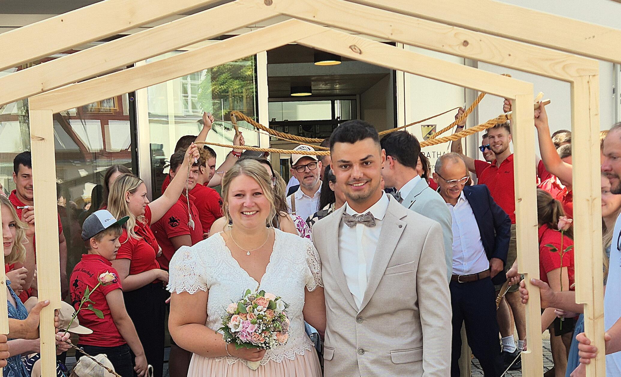 Der 24-jährige Zimmermann Jakob Frauenknecht aus Loderbach und die 26-jährige Erzieherin Franziska Adelfinger aus Richtheim haben sich vor dem Berger Standesbeamten Christian Lehmeyer das Ja-Wort gegeben. 2019 haben sich die beiden auf der Kirchweih in Konshuf (Kadenzhofen) kennengelernt. Der Standesbeamte ließ nicht unerwähnt, dass es auch „rauere Zeiten“ in einer Ehe geben werde und dass es darauf ankomme, „dass Ihr einen gemeinsamen Lösungsweg findet“. Auf dem Sophie-Scholl-Platz vor dem Rathaus baute sich ein riesiges Spalier aus Freunden, Verwandten und Arbeitskollegen auf.