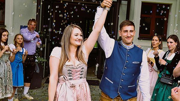 Bianka Stahl und Lukas Mahler haben im Deutschordensschloss in Postbauer-Heng standesamtlich geheiratet. Im Juni 2017 begegneten sich die beiden zum ersten Mal bei der Arbeit. Die 29 Jahre alte Landshuterin Bianka wurde nach Augsburg entsendet, wo der 30-jährige Lukas sie einarbeiten sollte. Ihre Blicke trafen sich und der oft zitierte Funke sprang über. Bald folgten erste Dates und am 1. Dezember 2017 wurde es offiziell – Bianka und Lukas wurden ein Paar. Am 1. Mai zogen beide zusammen. Am Heiligen Abend 2023, unterm Christbaum, stellte Lukas die alles entscheidende Frage. Und Bianka sagte Ja - ein Ja zur Liebe und ein Ja zu einem gemeinsamen Leben. Im Juni 2024 zog das Paar gemeinsam nach Postbauer-Heng.