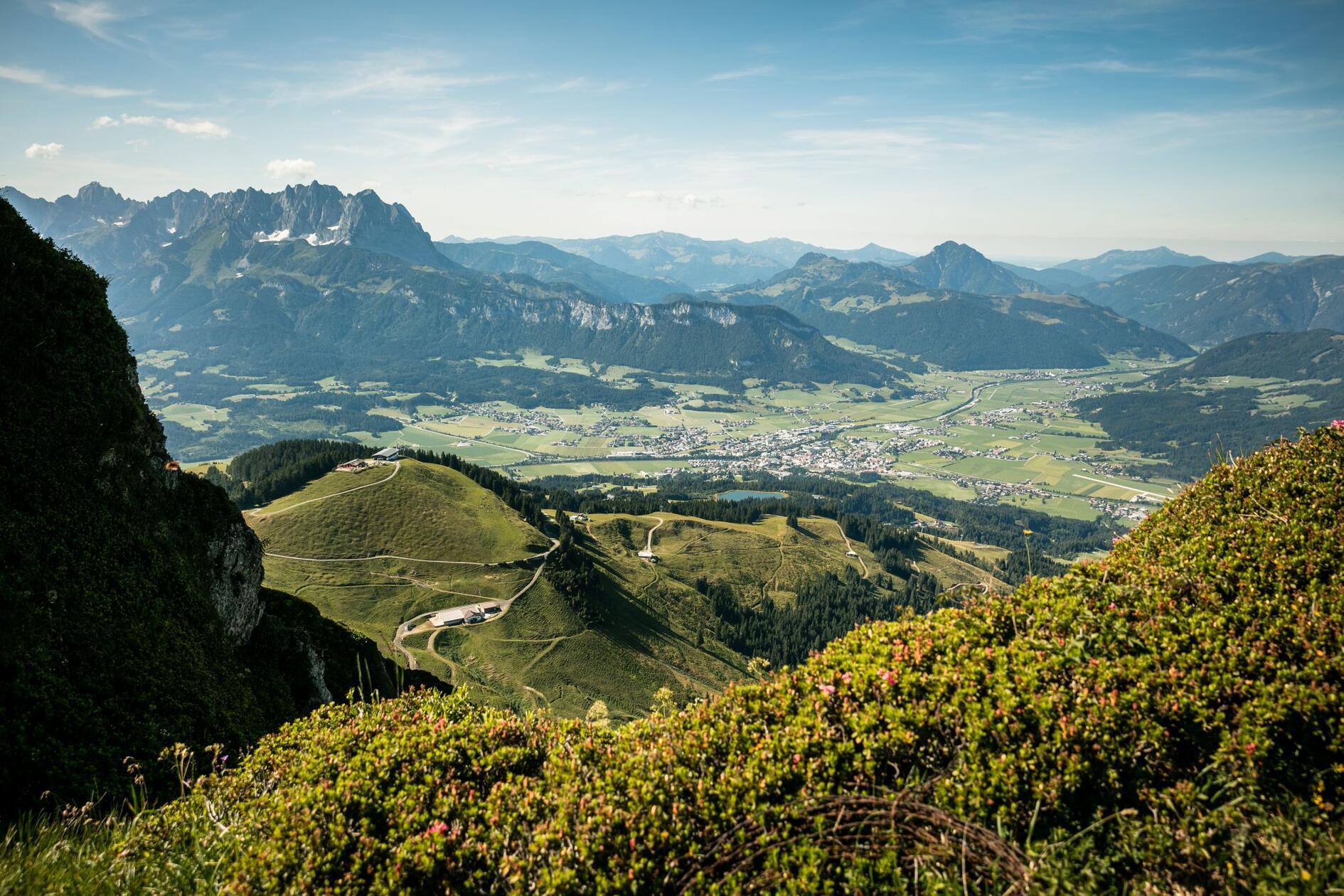 St. Johann in Tirol liegt eingebettet zwischen den Kitzbüheler Alpen im Süden und dem Wilden Kaiser-Gebirge im Norden.