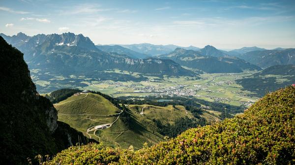 St. Johann in Tirol liegt eingebettet zwischen den Kitzbüheler Alpen im Süden und dem Wilden Kaiser-Gebirge im Norden.