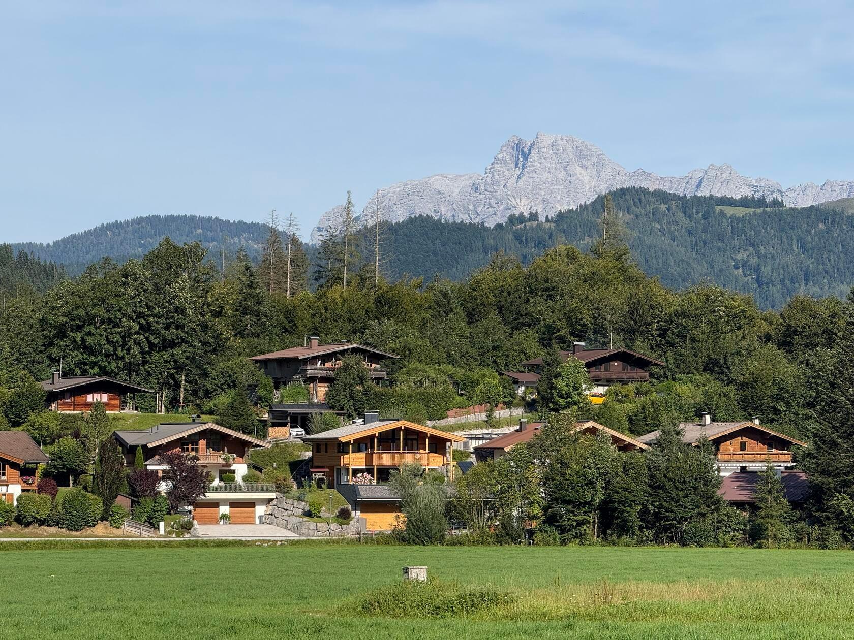 Das Bergpanorama ist in jede Richtung faszinierend anzusehen, wie hier im Hintergrund der Zahme Kaiser im Kaisergebirge.