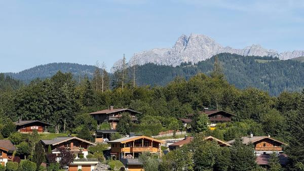 Das Bergpanorama ist in jede Richtung faszinierend anzusehen, wie hier im Hintergrund der Zahme Kaiser im Kaisergebirge.