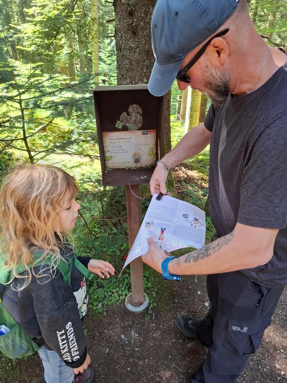 In Form einer Schnitzeljagd erfährt man als Familie auf dem etwa acht Kilometer langen Weg sehr viel Wissenswertes über die Natur in der Region.