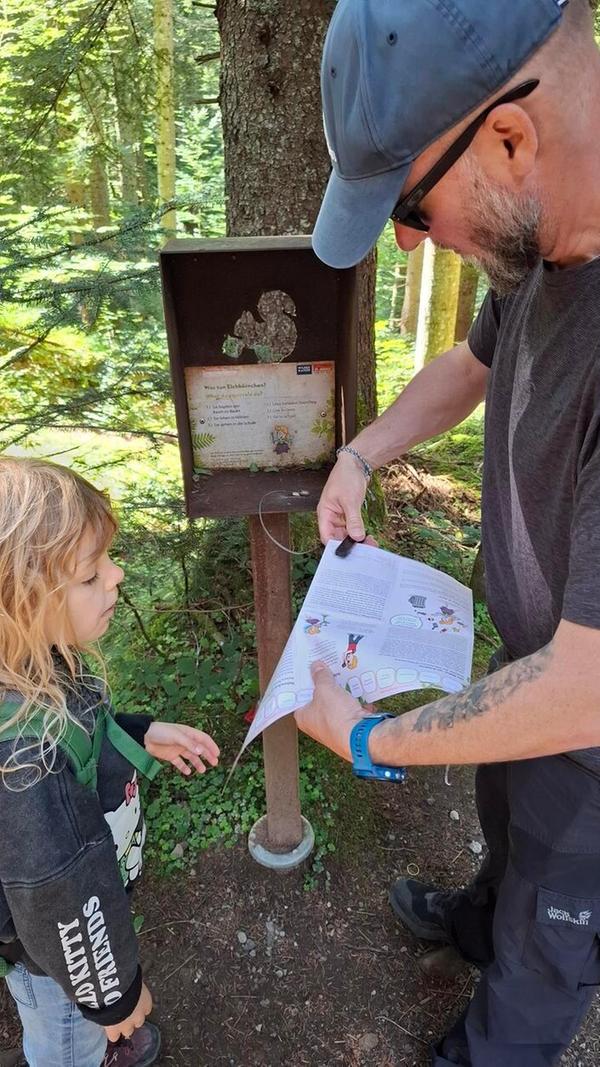 In Form einer Schnitzeljagd erfährt man als Familie auf dem etwa acht Kilometer langen Weg sehr viel Wissenswertes über die Natur in der Region.