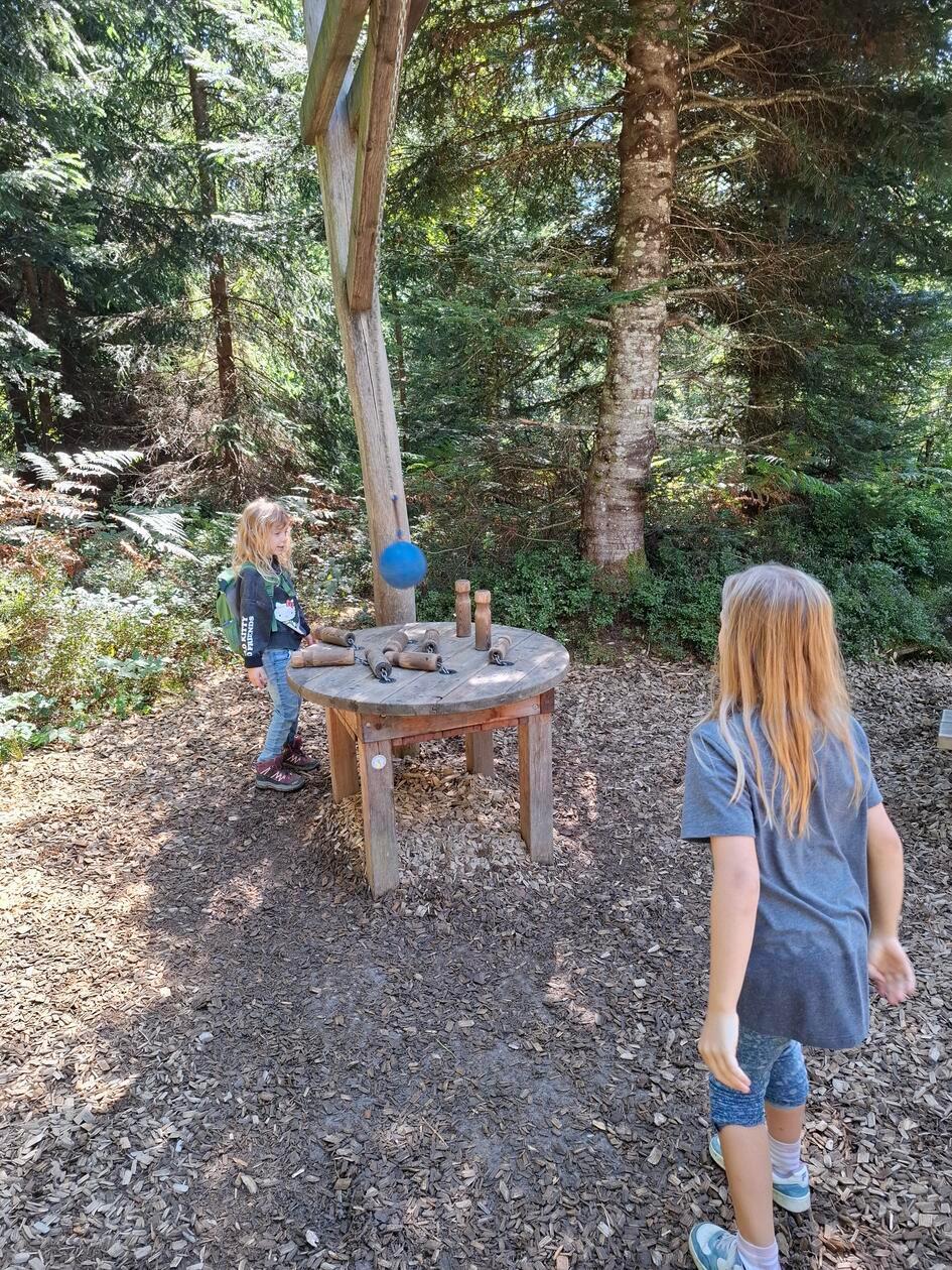 Kreative Spielstationen machen die Wanderung für die Familie sehr kurzweilig - er ist übrigens auch für Kinderwagen geeignet.