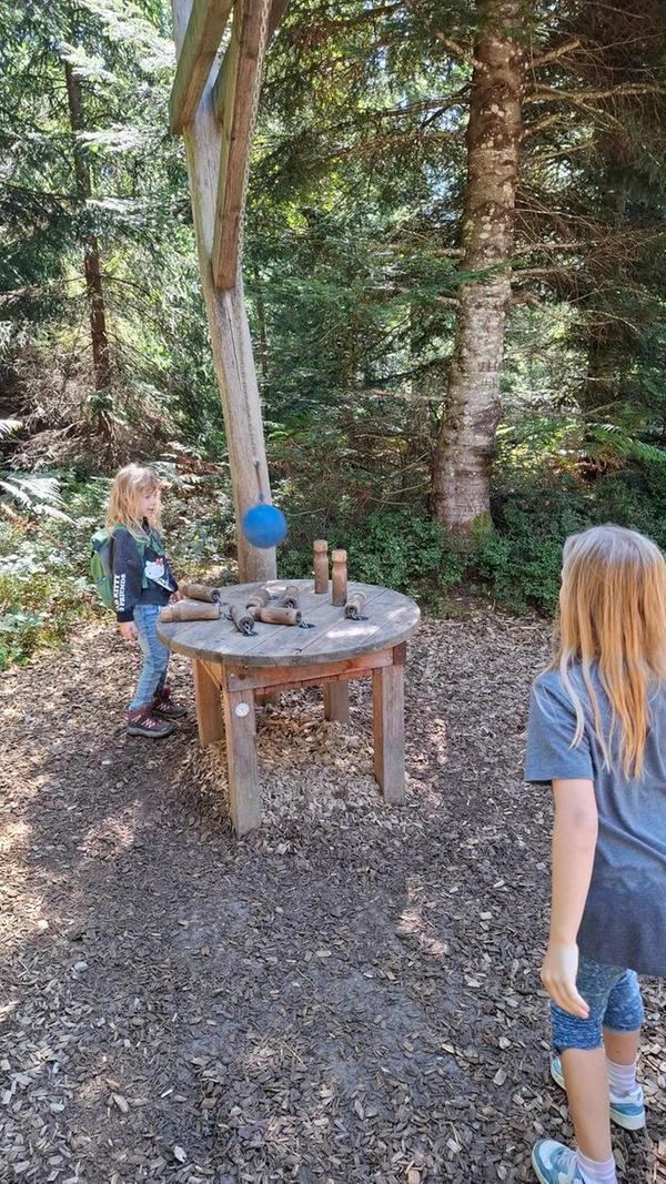 Kreative Spielstationen machen die Wanderung für die Familie sehr kurzweilig - er ist übrigens auch für Kinderwagen geeignet.