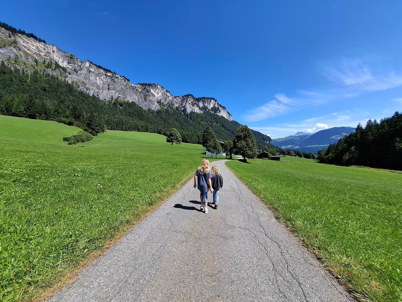 Halbzeit auf dem Erlebnisweg: Auch ein Abstecher zur Alm ist noch drin. Ohne Einkehr benötigt man etwa 3-4 Stunden für den Weg.