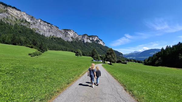 Halbzeit auf dem Erlebnisweg: Auch ein Abstecher zur Alm ist noch drin. Ohne Einkehr benötigt man etwa 3-4 Stunden für den Weg.
