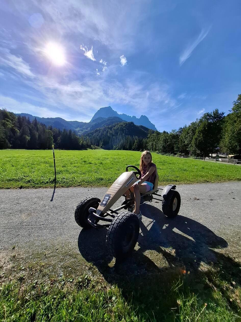 Auch Kettcars, Dreiräder und Räder stehen den Gästen für kleine Ausflüge auf und um den Kramerhof zur Verfügung.